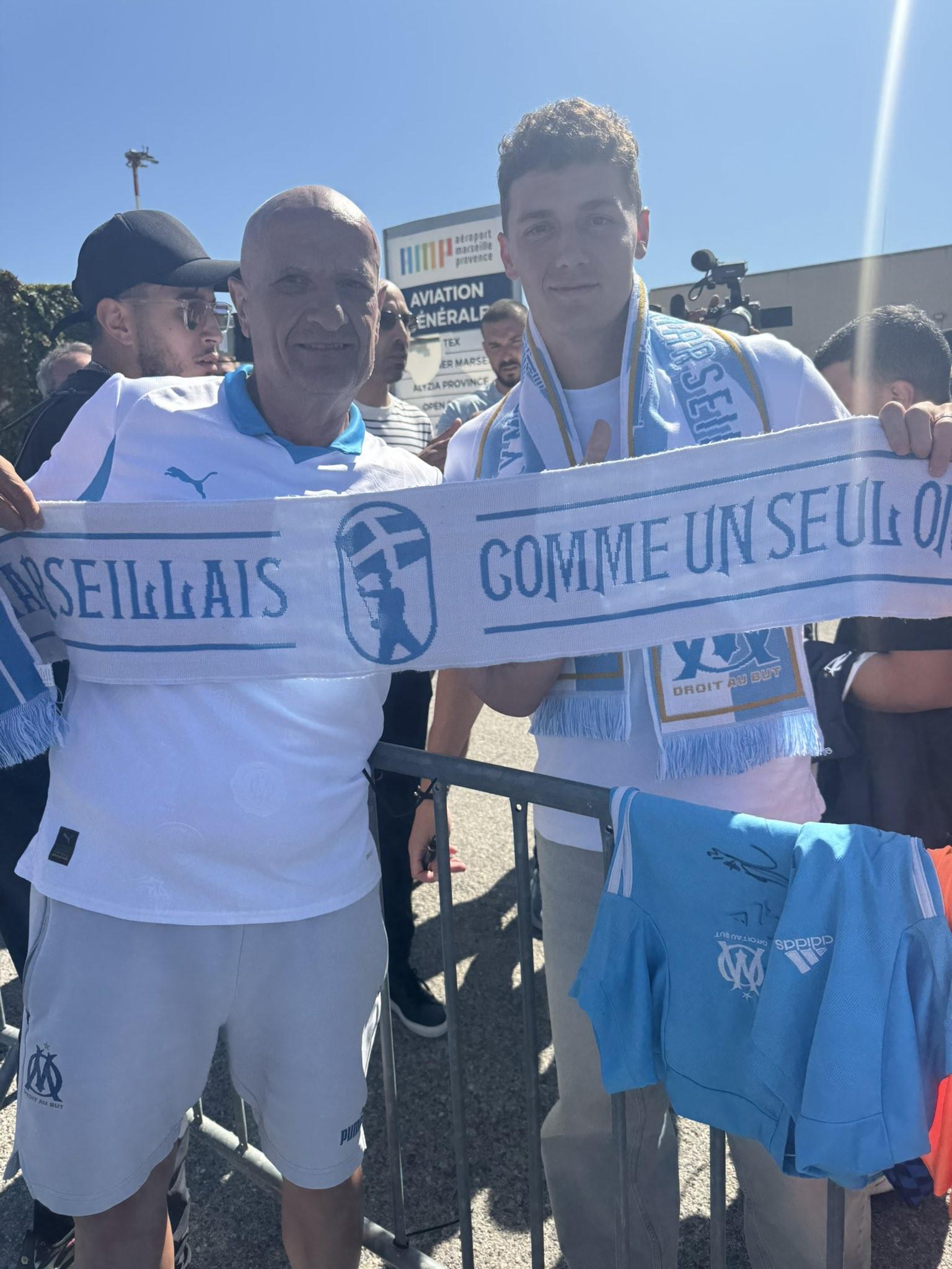 九游娱乐-法媒：帕瓦尔周三上午抵达马赛，并与本地球迷合影